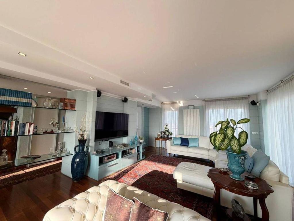 The Mirror Apartment *